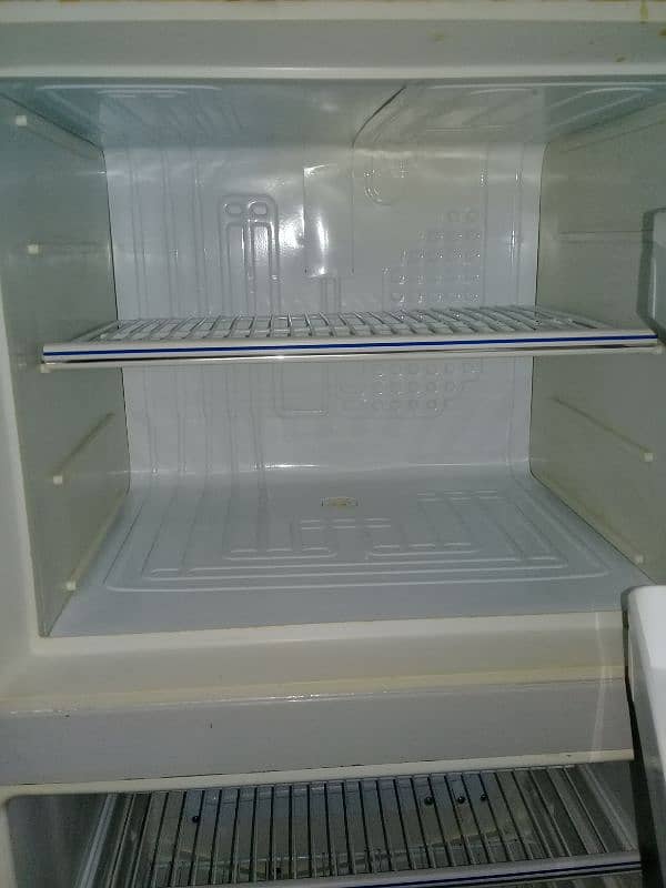 Dawlance refrigerator Medium size 3