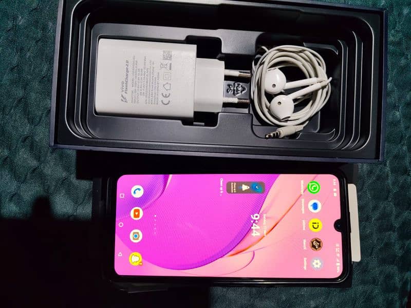 VIVO V21e mobile with complete box no open no repair just buy and used 0