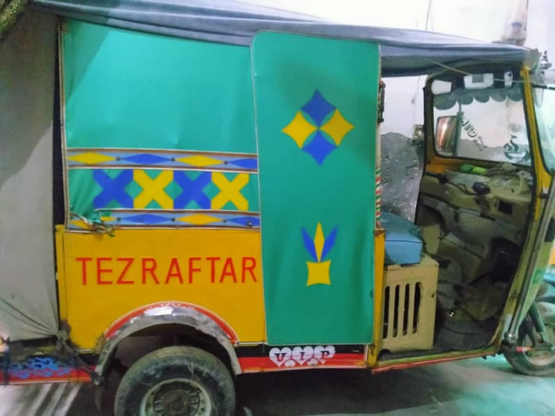 Tazraftar rickshaw ha  okay ha koi Kam ni hona Wala total jaaneman 4