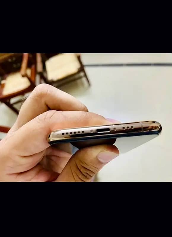 iPhone XS gold edition 4