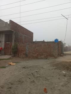 lahore 3 mrlay k kreeb comershl plot corner sale