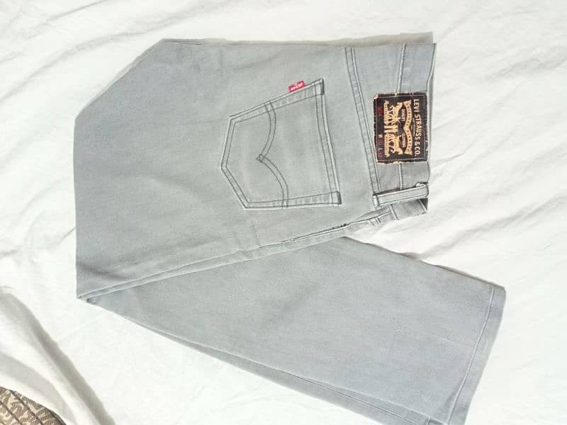 Levi's Original Grey Jeans - Stylish and Comfortable 1