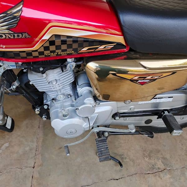 Gold Edition Honda 125 lush condition 2