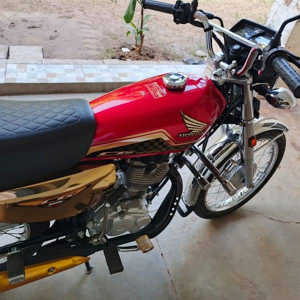 Gold Edition Honda 125 lush condition 3