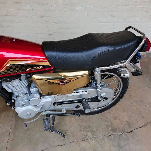 Gold Edition Honda 125 lush condition 9