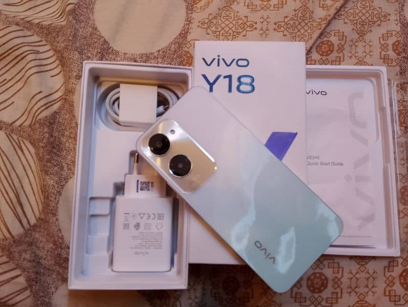 Vivo y18 4+4/128 Completely saman only 6 days use 0