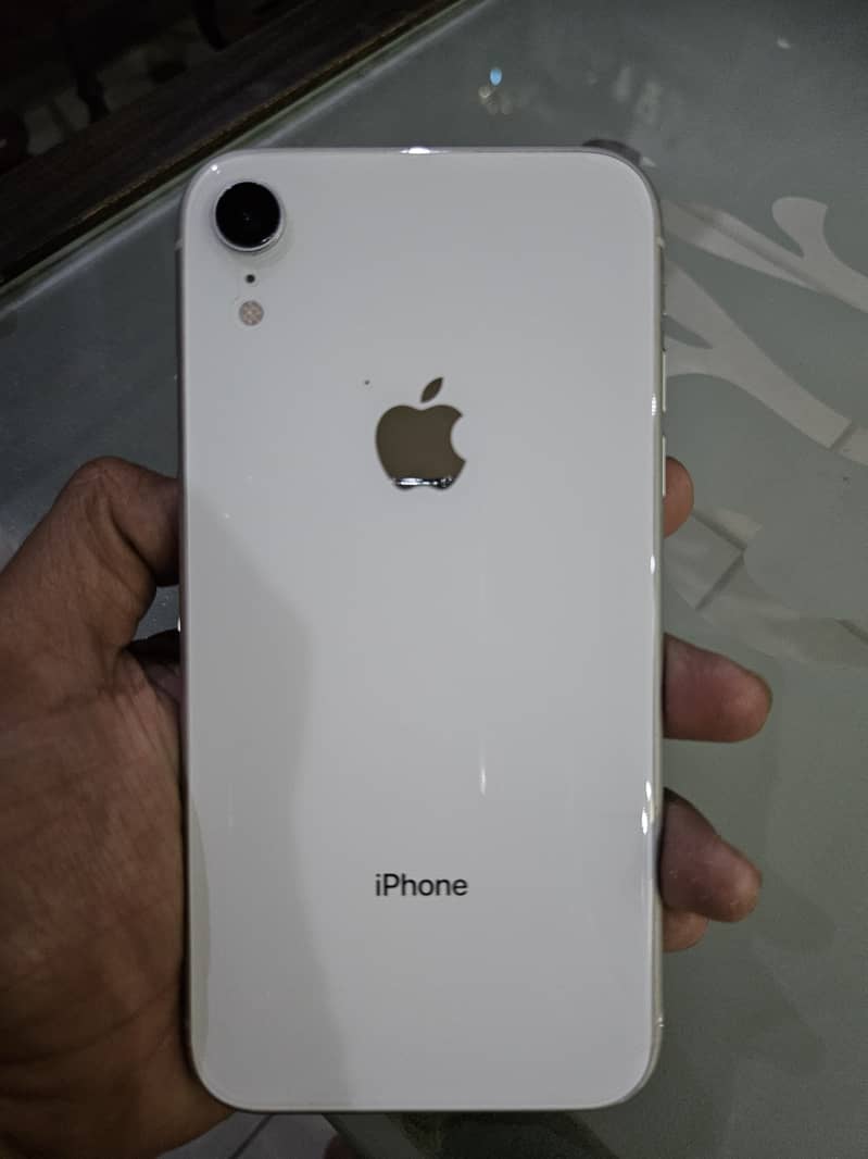 i phone xr white colour 10/9.5 condition 0