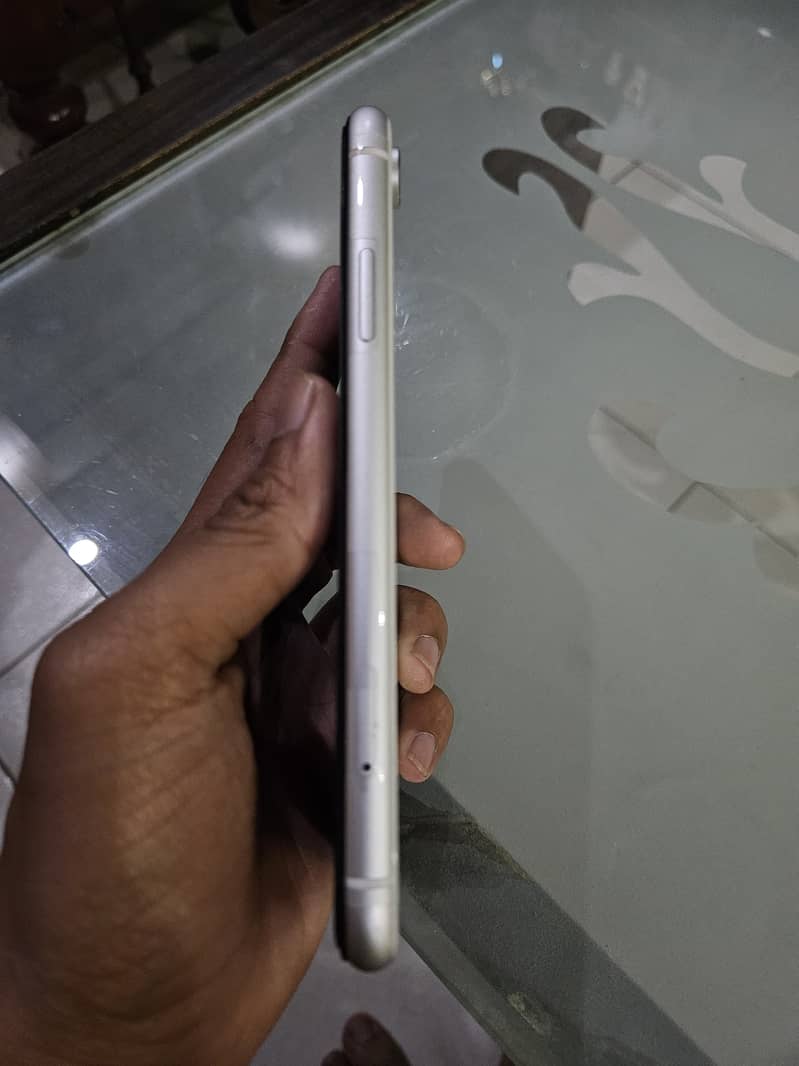 i phone xr white colour 10/9.5 condition 3