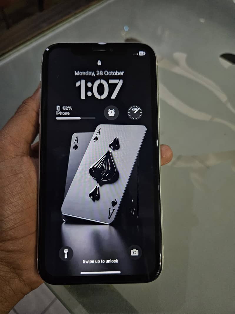 i phone xr white colour 10/9.5 condition 9