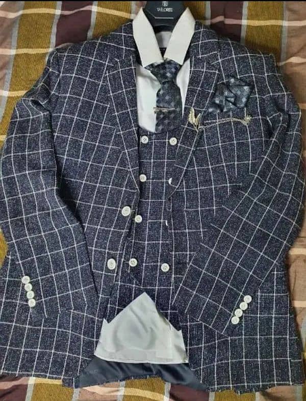 three piece suits/ mens suit/ wedding formals /dress 1