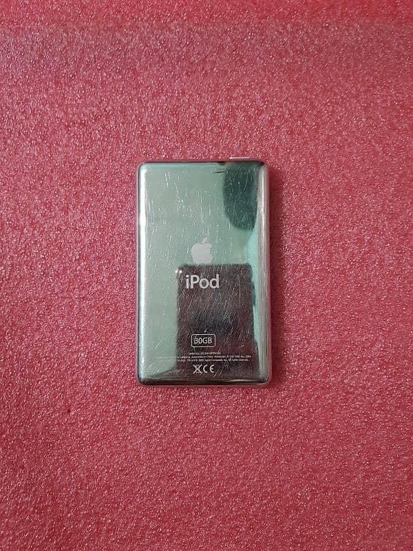 Ipod Classic With Accessories. 2