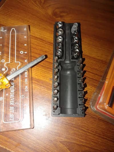 28 PIECE SCREWDRIVER BIT SET