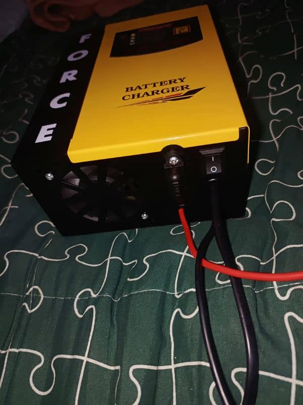 Force 20 amp 12 volt Automatic bettry charger condition like new 1