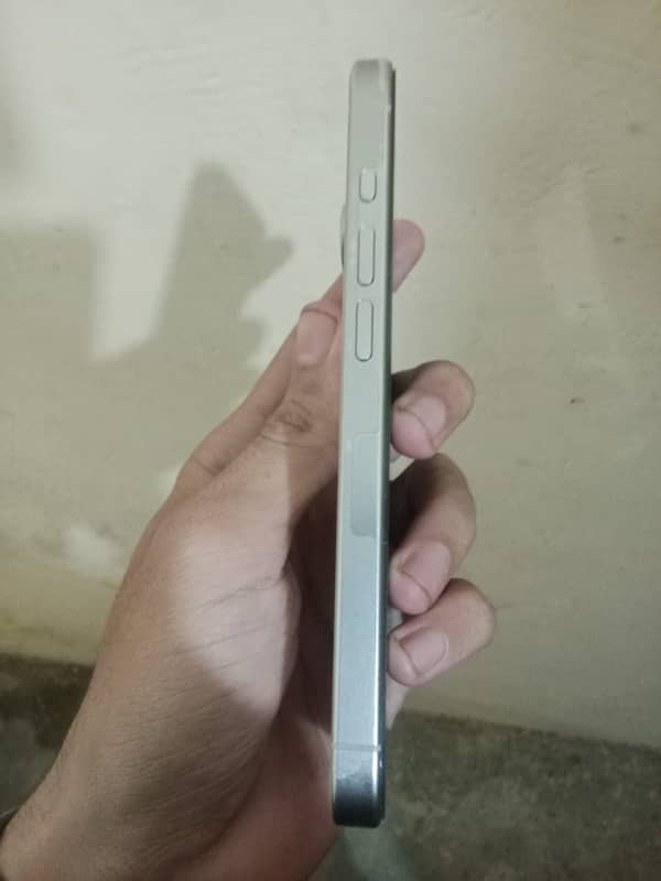 iPhone 15 pro white titanium 0