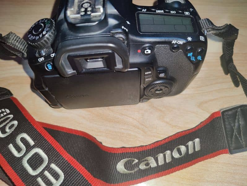 CANON 60D JAPAN WITH ORIGINAL BOX ACCESSORIES AND BRAND NEW FLASH GUN 3