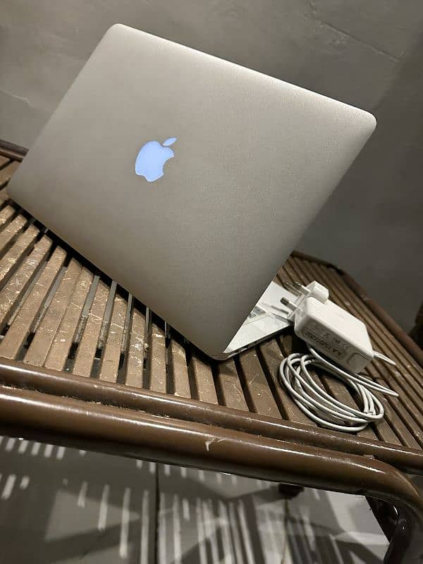 Apple MacBook Air 2017 8gb 256gb Intel Core i5 turbo boost upto 2.9GHz 18