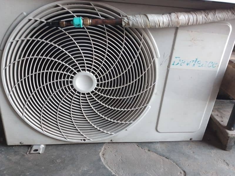 Total januine inverter Ac available in good condition use only 1 year 1