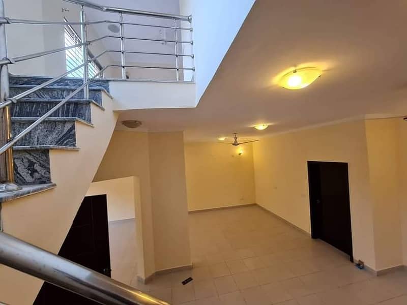 Precinct 27 Villa For Rent 11