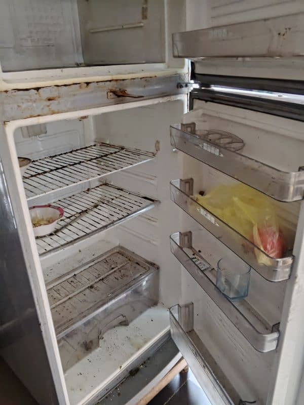 Dawlance Medium Size Fridge For Sale 3