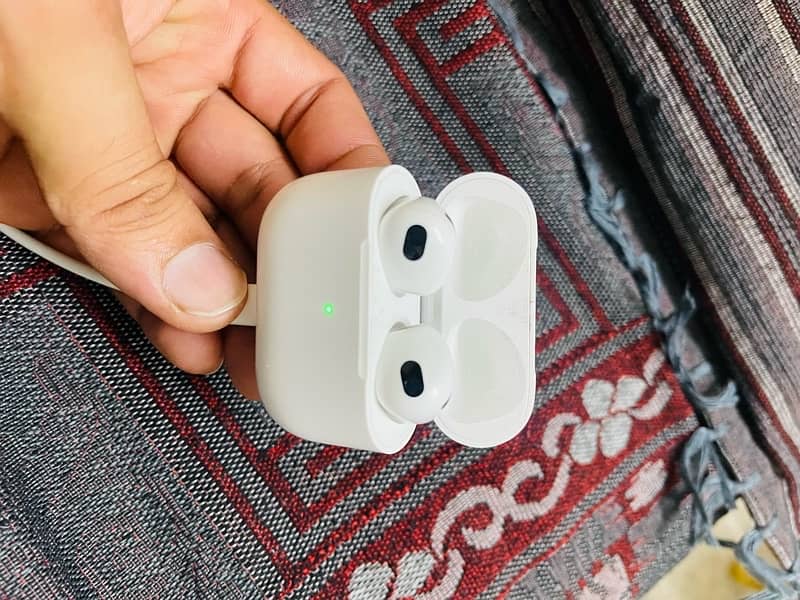 Apple AirPods 3rd Generation in Exilent condition. 0