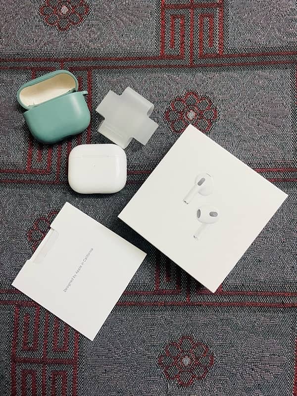 Apple AirPods 3rd Generation in Exilent condition. 2