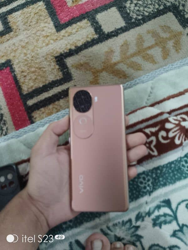 vivo v40e (8+8+256) with box and charger All okay ha full warranty ma 2