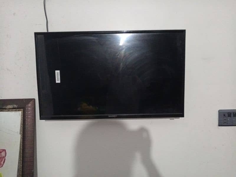 "Samsung 32-Inch Smart TV - Perfect Condition, Fully Functional" 0