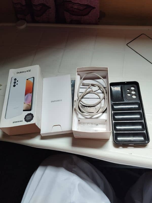 Samsung galaxy a32 6/128  with box and charging cable 9