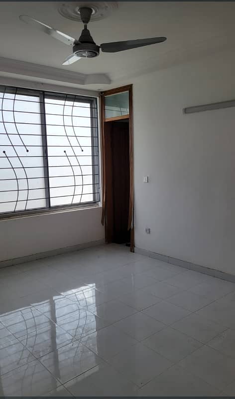 13 marla uper portion for rent in cbr town very beatifull location near park masjid 10