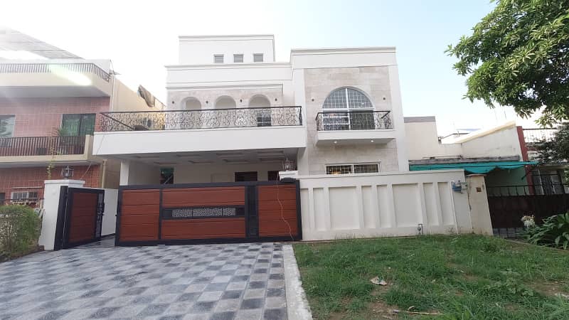 3200 Square Feet House For sale In Rs. 180000000/- Only 7