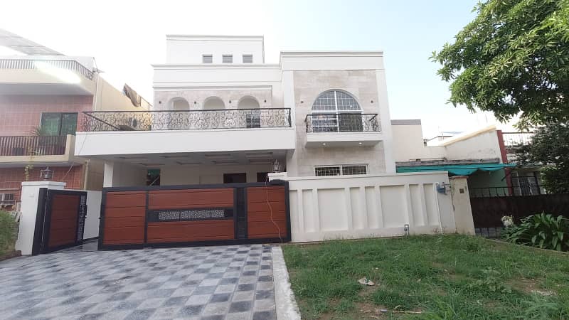 3200 Square Feet House For sale In Rs. 180000000/- Only 0