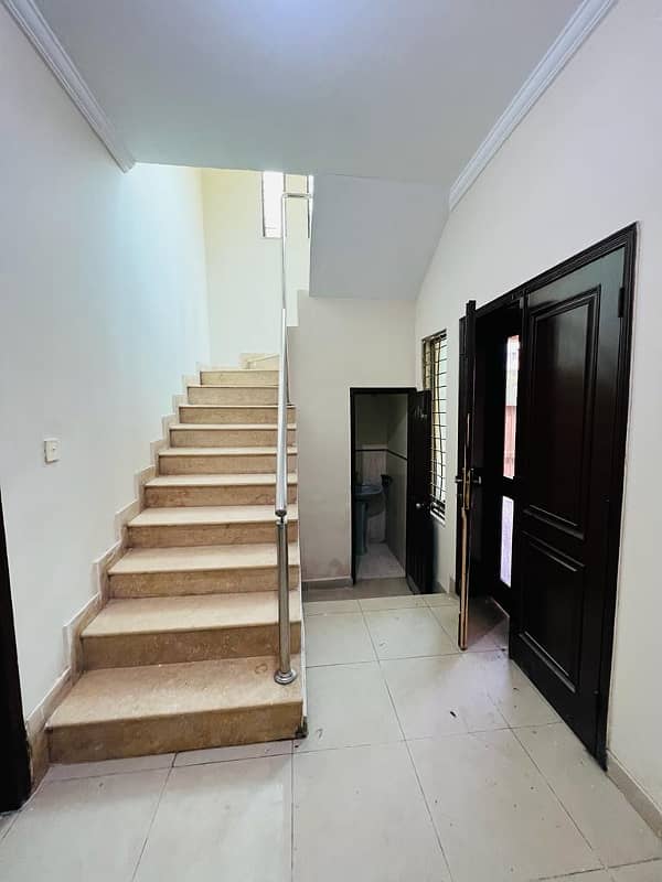 10 Marla 05 Bedroom House available for Sale in Sector-C, Askari-10, Lahore Cantt 1