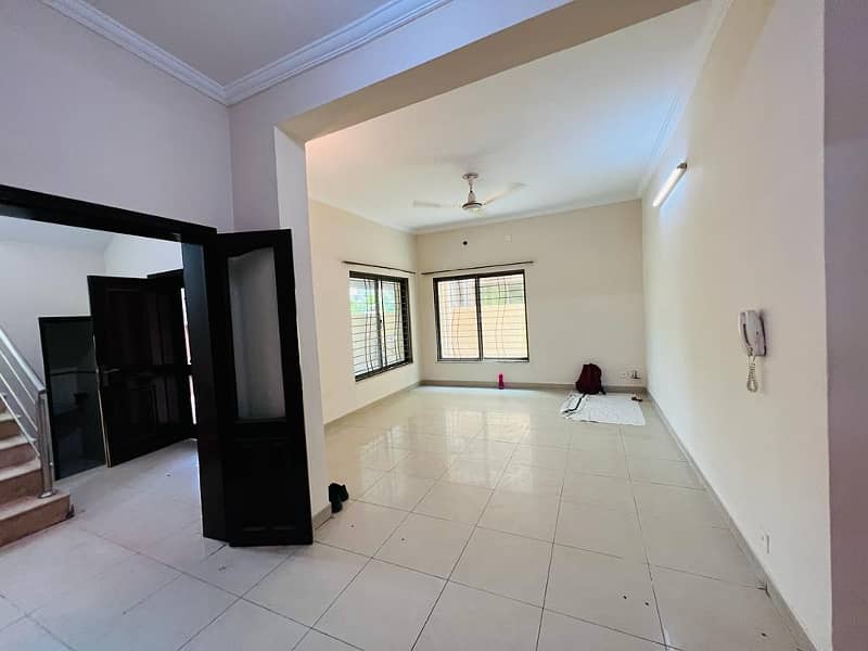 10 Marla 05 Bedroom House available for Sale in Sector-C, Askari-10, Lahore Cantt 3