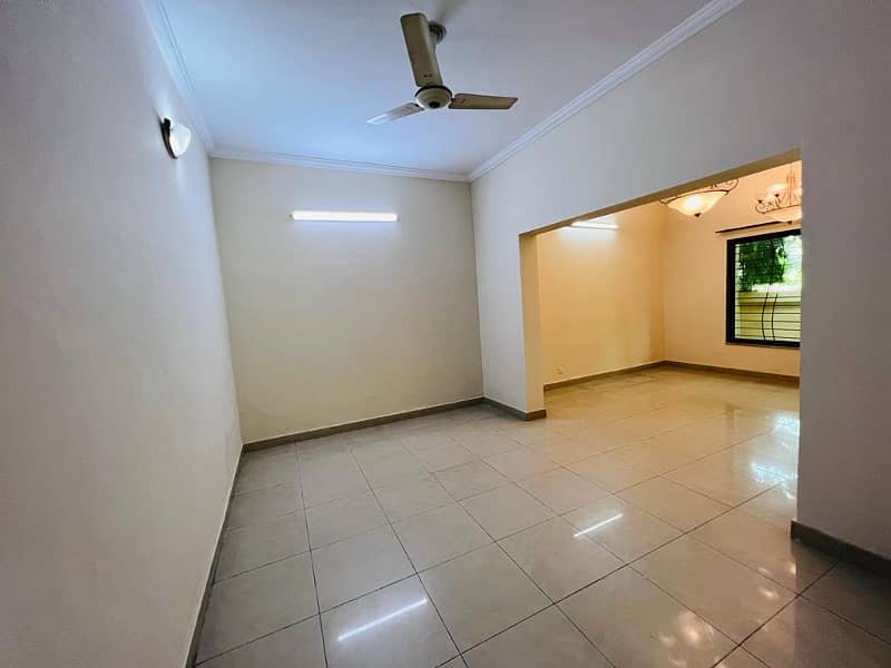 10 Marla 05 Bedroom House available for Sale in Sector-C, Askari-10, Lahore Cantt 5