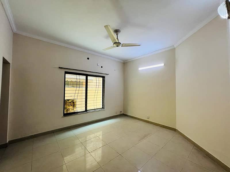 10 Marla 05 Bedroom House available for Sale in Sector-C, Askari-10, Lahore Cantt 8