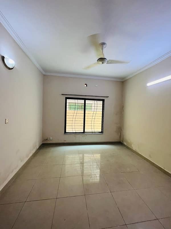 10 Marla 05 Bedroom House available for Sale in Sector-C, Askari-10, Lahore Cantt 10