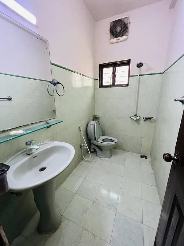 10 Marla 05 Bedroom House available for Sale in Sector-C, Askari-10, Lahore Cantt 12