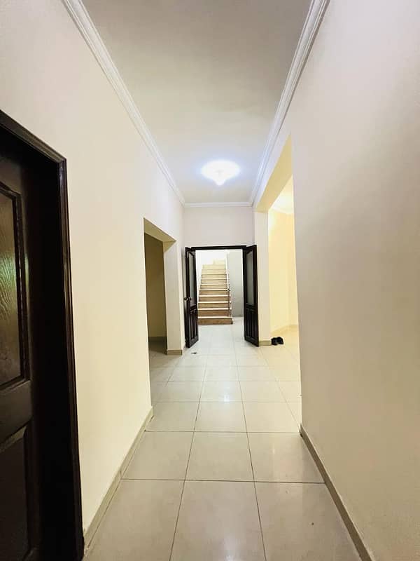 10 Marla 05 Bedroom House available for Sale in Sector-C, Askari-10, Lahore Cantt 13