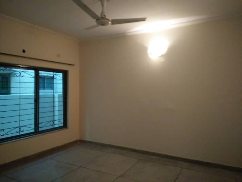 10 Marla 05 Bedroom House available for Sale in Sector-C, Askari-10, Lahore Cantt 23