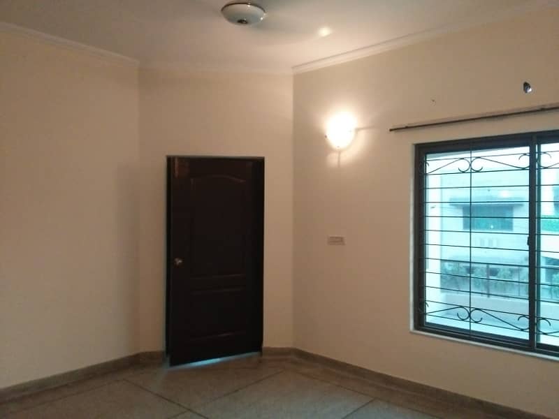 10 Marla 05 Bedroom House available for Sale in Sector-C, Askari-10, Lahore Cantt 31