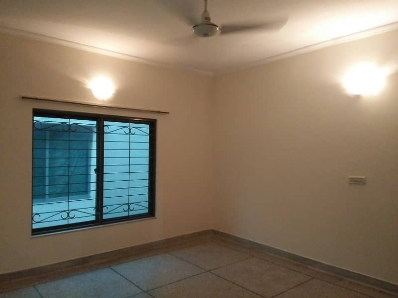 10 Marla 05 Bedroom House available for Sale in Sector-C, Askari-10, Lahore Cantt 43