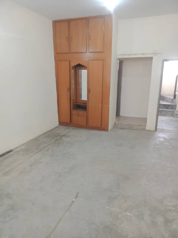 Upper portion for rent in g11 4