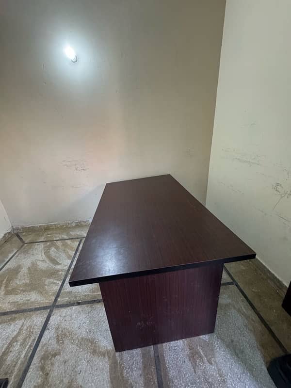 Executive Table for office use in 20k 0