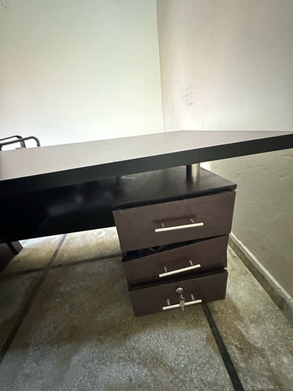 Executive Table for office use in 20k 3