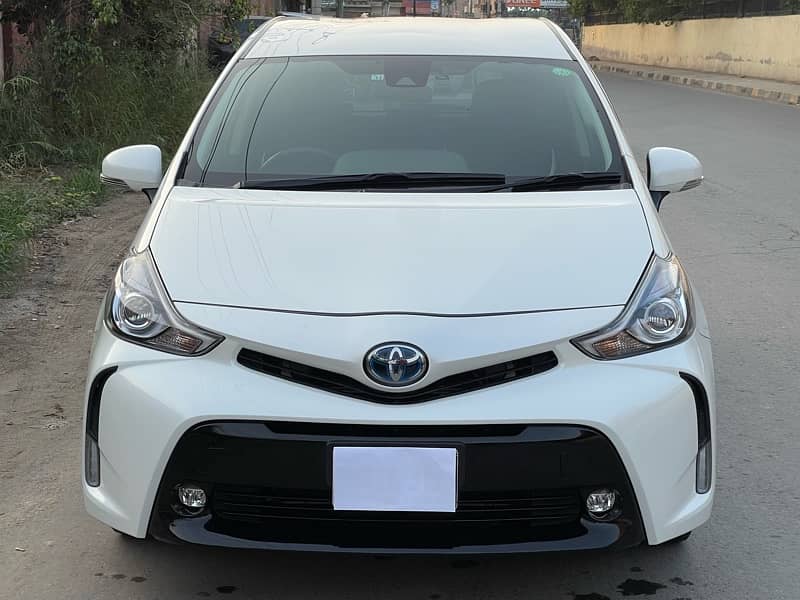 Toyota Prius Alpha 2018 1