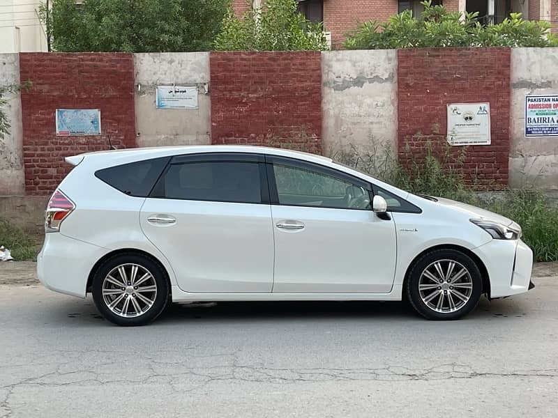 Toyota Prius Alpha 2018 6