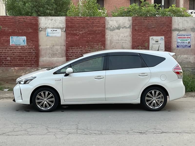 Toyota Prius Alpha 2018 7