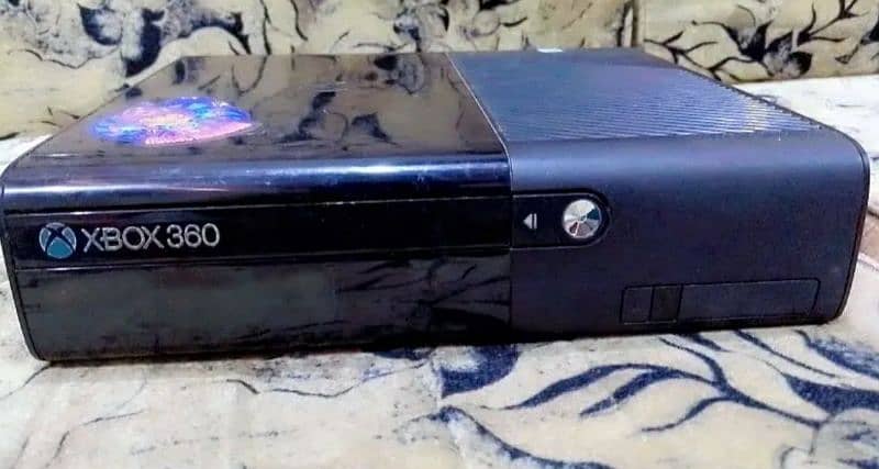 xbox 360 with 2 games and 2 controller. 0