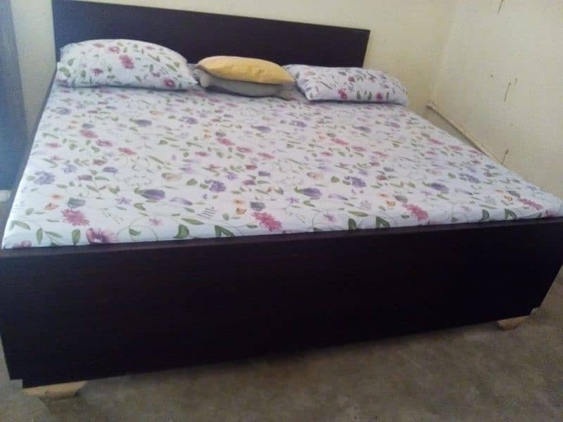 normal bed mashallah bahut achcha hai two single mattress ke sath 2