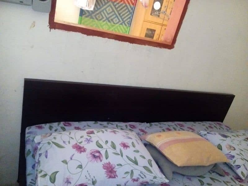 normal bed mashallah bahut achcha hai two single mattress ke sath 3